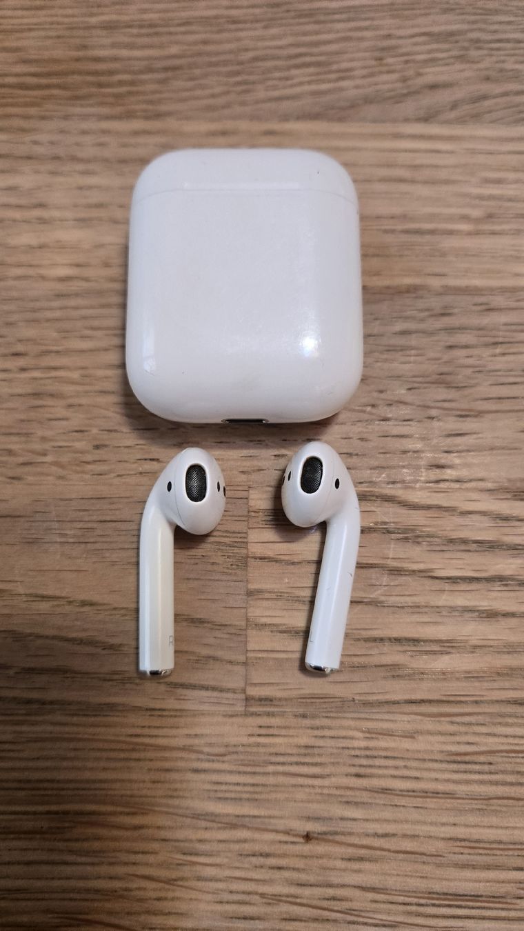 Apple Cuffie: Apple AirPods mit Ladecase  – Usato da Ausserferrera venduto da Chuan