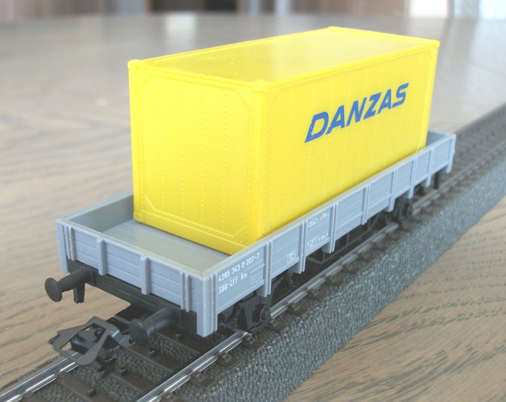 Märklin Modellini di ferrovie: grauer SBB-Niederbordwagen mit Container "DANZAS" beladen – Nuovo (secondo la descrizione) da St. Moritz venduto da Manu7500
