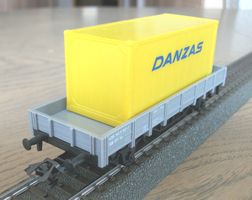 grauer SBB-Niederbordwagen mit Container "DANZAS" beladen