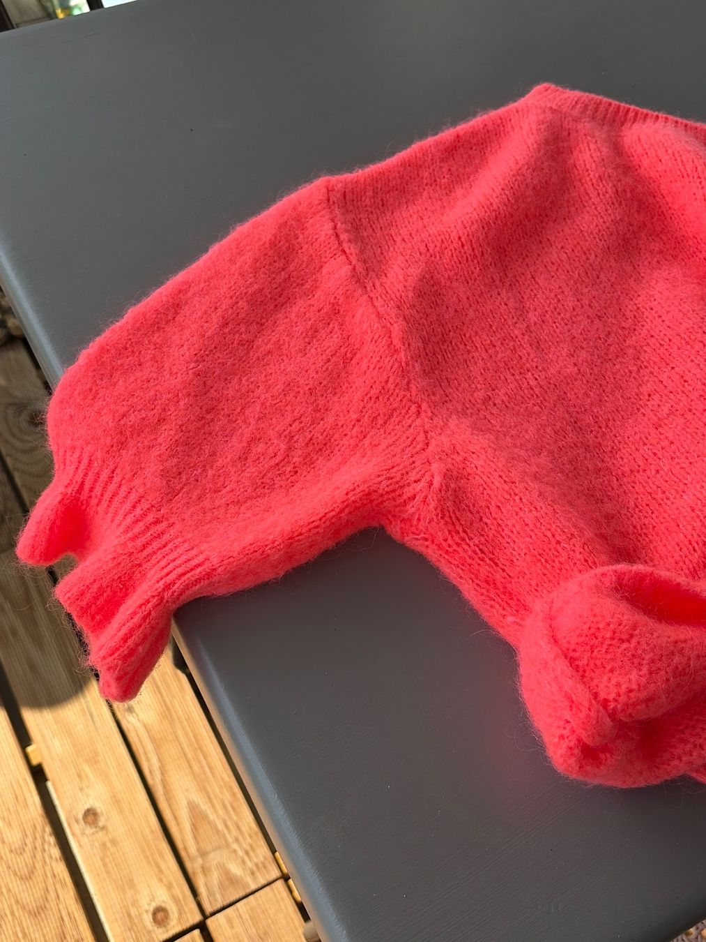 Pullover & Sweatshirts: Damen Pullover neon orange Grösse L mit Rüschenärmeln neu – Neu und originalverpackt aus Meilen von Sura18 7
