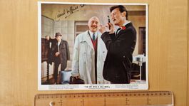 Lionel Jeffries, Original Autogramm auf Foto in Farbe