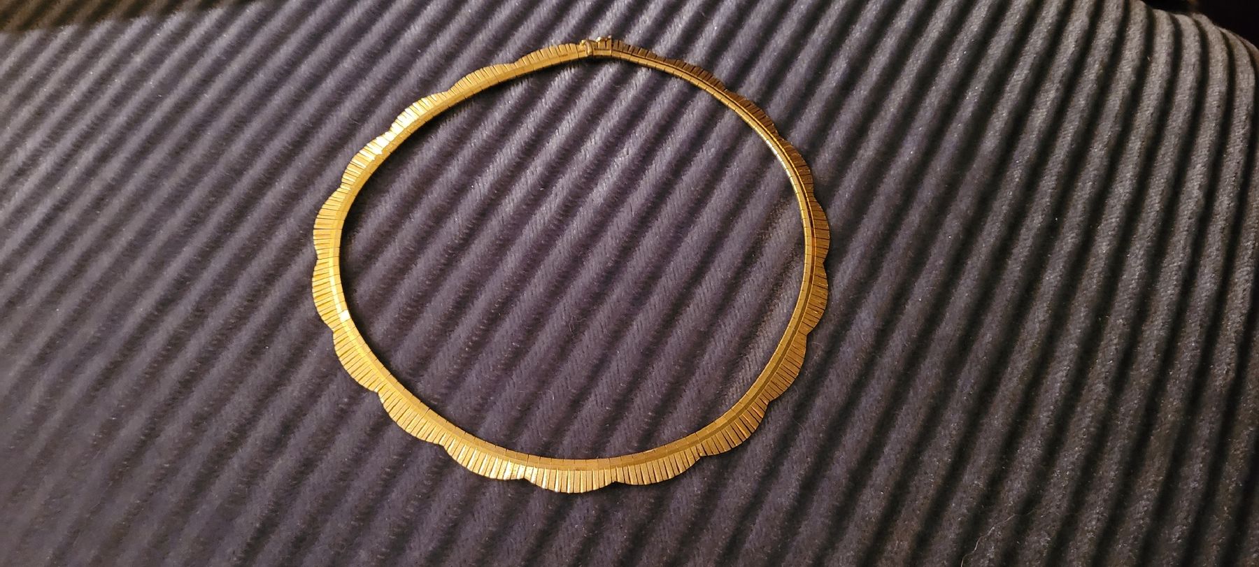Ketten: Collier 750 Gelbgold PRECIOUS – Gebraucht aus Winterthur von Wohnhaus 7