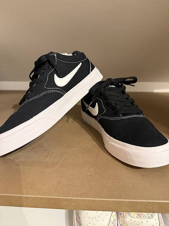 Nike Scarpe da donna: schwarze Nikestoffschuhe – Usato da Burg AG venduto da san_y56v