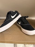 schwarze Nikestoffschuhe