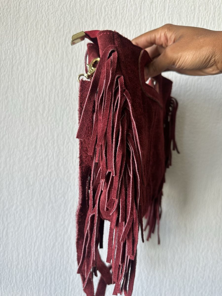 Taschen für Damen: Sac à main en daim bordeaux avec franges – Gebraucht aus Yverdon-les-Bains von Laureetlargent 1