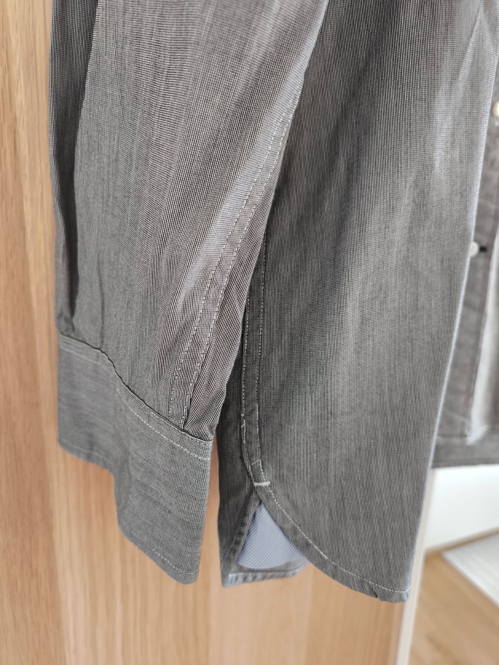 Tommy Hilfiger Hemden: Tommy Hilfiger, Gr. L, grau/weiss – Gebraucht aus Niederrohrdorf von yan_zkz6 2