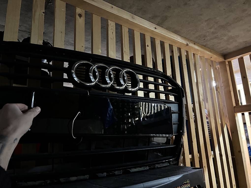 Tutti pezzi di ricambio auto: Vendo griglia originale Audi A1 – Usato da Davesco-Soragno venduto da are_85dn