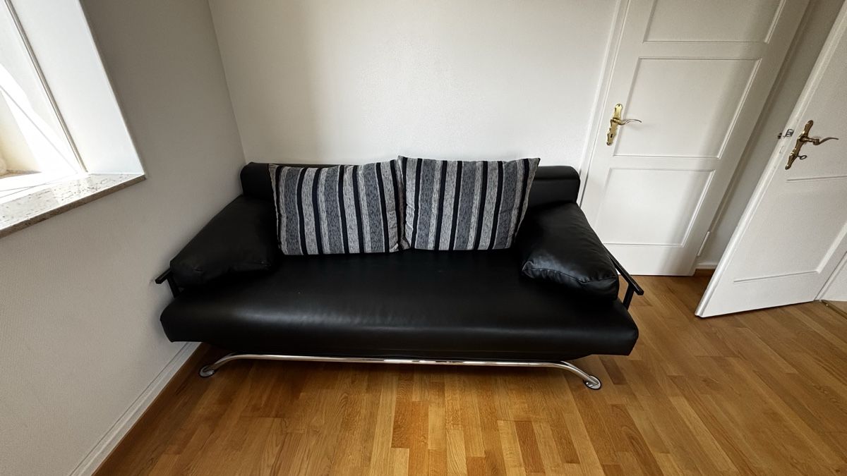 Sofas: Schlafsofa schwarz Kunstleder Metall Chrom – D'occasion à St. Gallen par bombo19 1