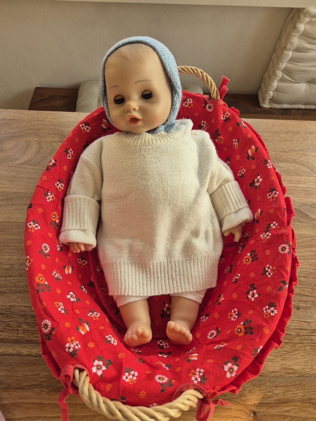 Puppen: Poupée 'bébé' avec habits et accessoires, couffin/corbeille – Gebraucht aus Domat/Ems von ver_7q9b 6
