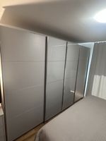 Kleiderschrank mit Schiebetüren grau guter Zustand
