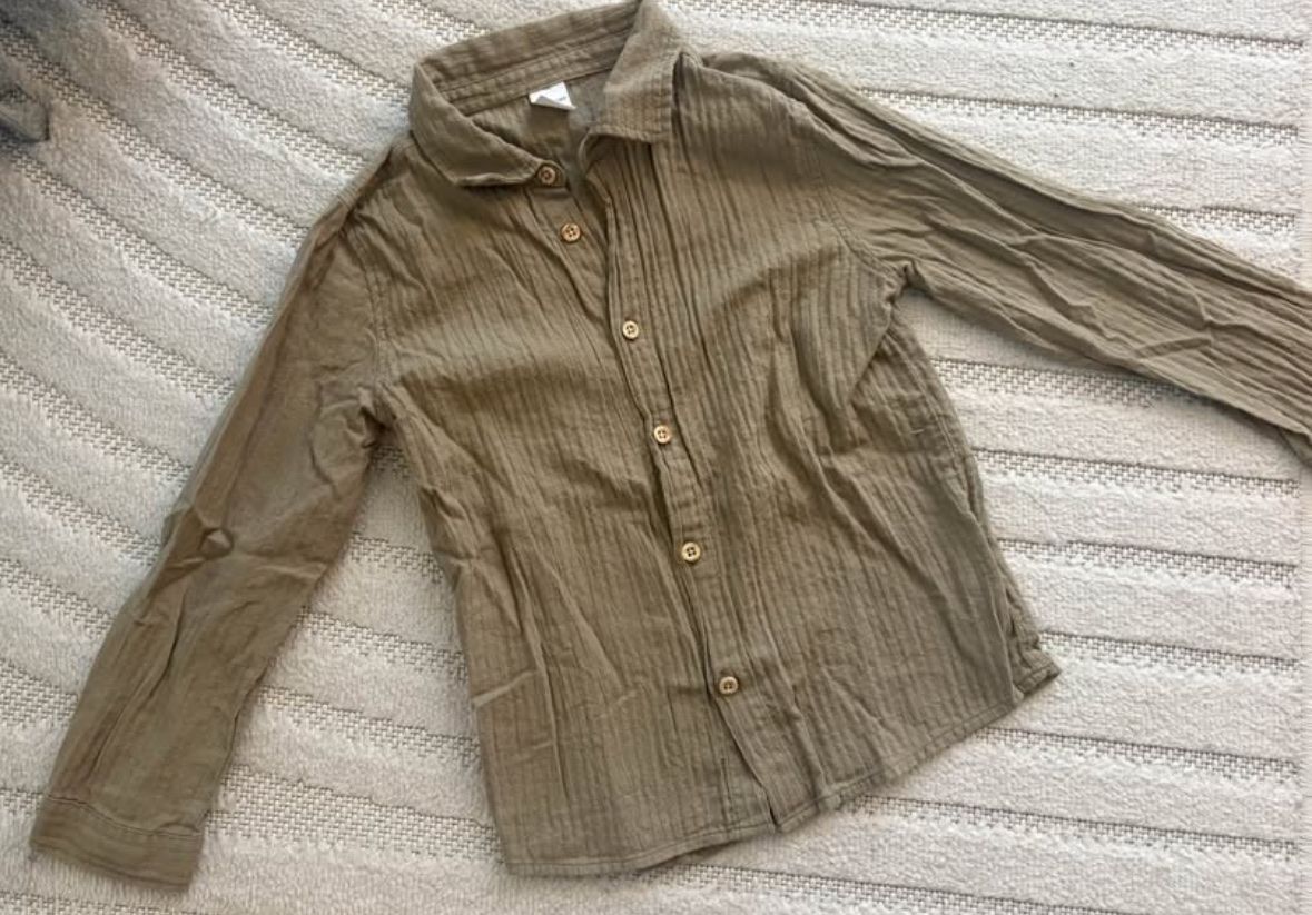 Camicie, T-shirt & Polo: Musselin Hemd Grösse 110/116 olive – Usato da Lachen SZ venduto da Lina1989
