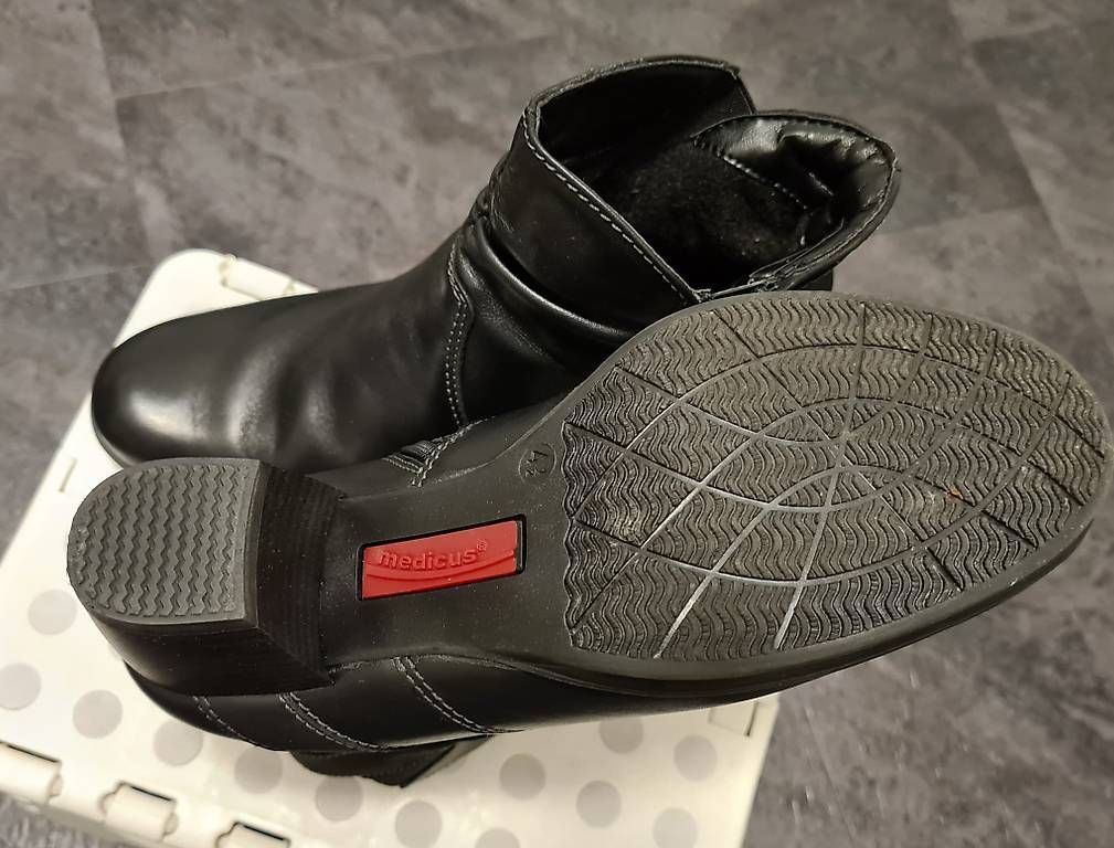Scarpe da donna: Medicus Lederstiefelette Gr. 4.5 – Usato da Rickenbach b. Wil venduto da cornetta 2