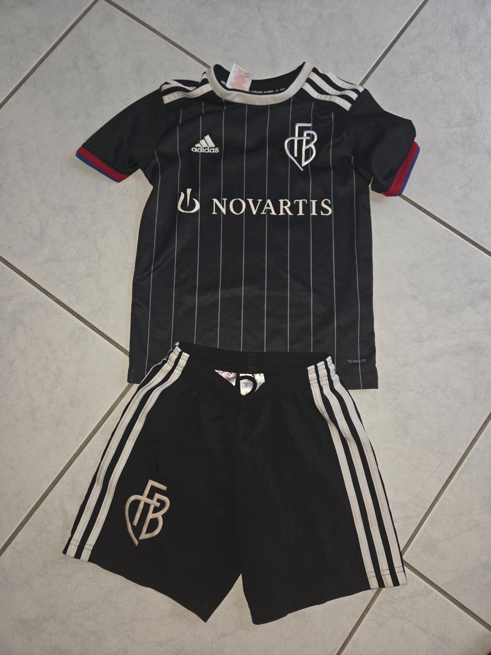 Adidas Trainer, Turnhosen & -trikots: FC Basel Adidas Set Esposito 9 schwarz – Gebraucht aus Gelterkinden von Cel07