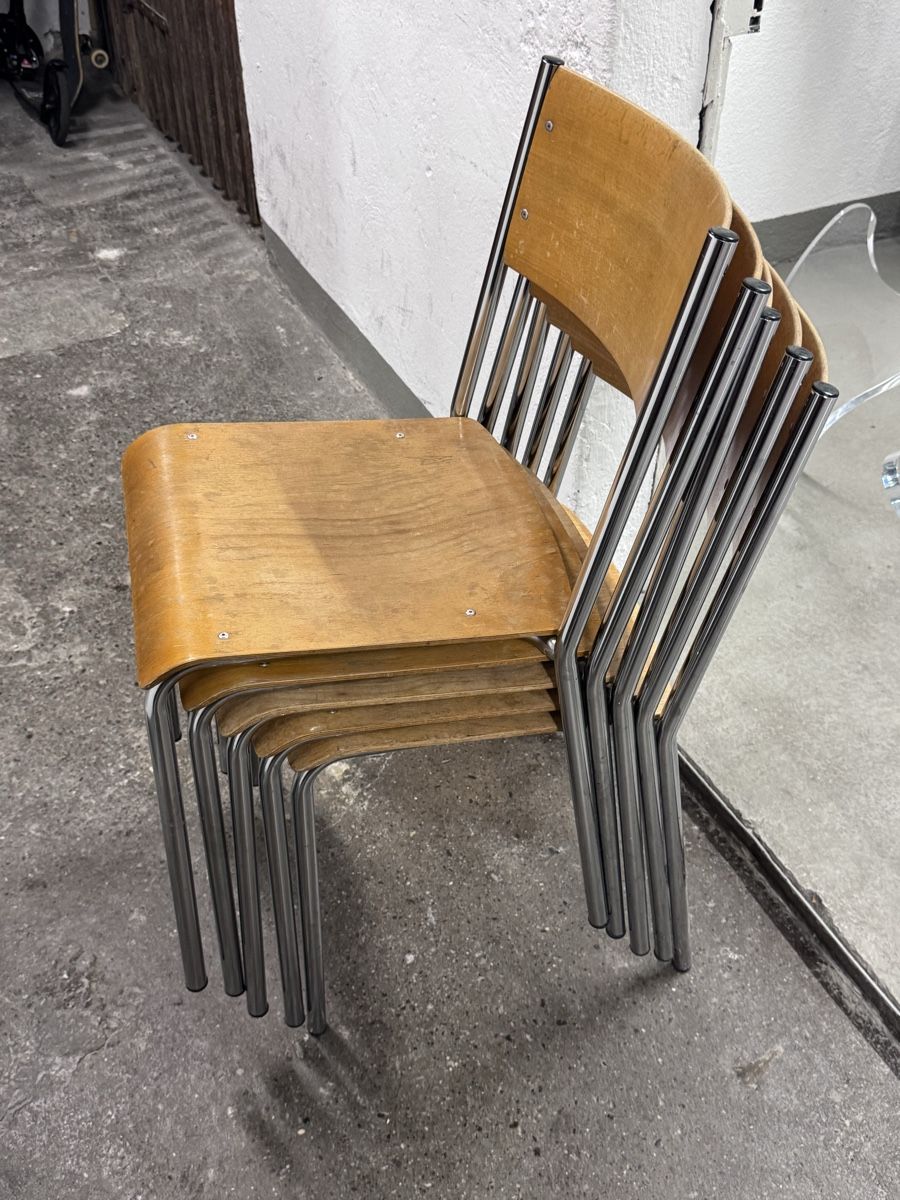 Sedie: 5 Stk stapelbare Holzstühle mit Chromgestell – Usato da Zürich venduto da gio_yg2z 6