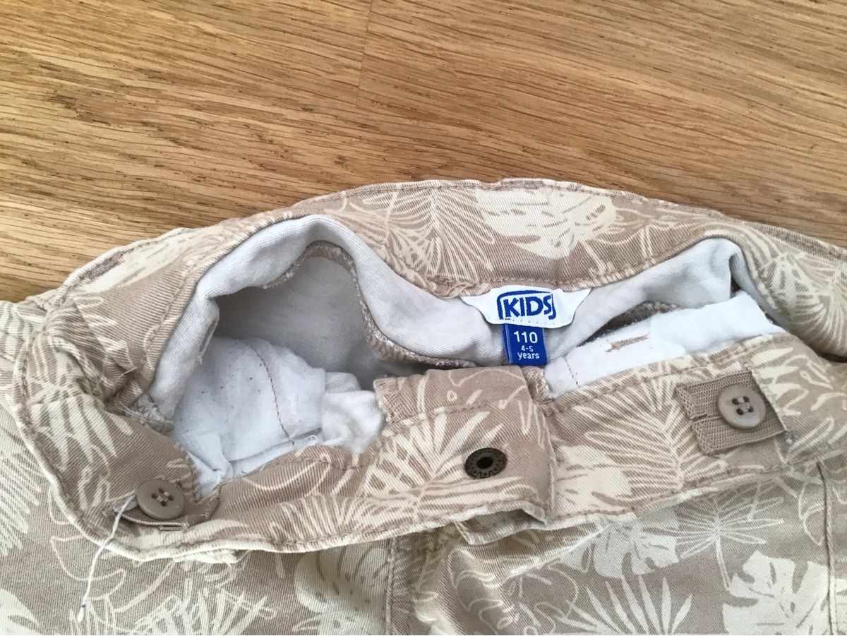 Pantaloni: Sommer Shorts mit Palmenmuster, Grösse 110. – Usato da Seuzach venduto da Tureda 1