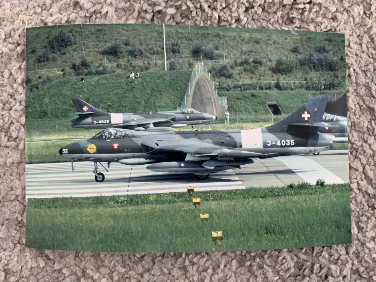 Posters & Illustrations: Foto Hawker Hunter der Schweizer Luftwaffe – Neuf (Voir description) à Esslingen par Gargamel011