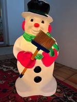 Leuchtender Schneemann als Weihnachtsdekoration 