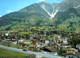 KLOSTERS Strasse mit Auto