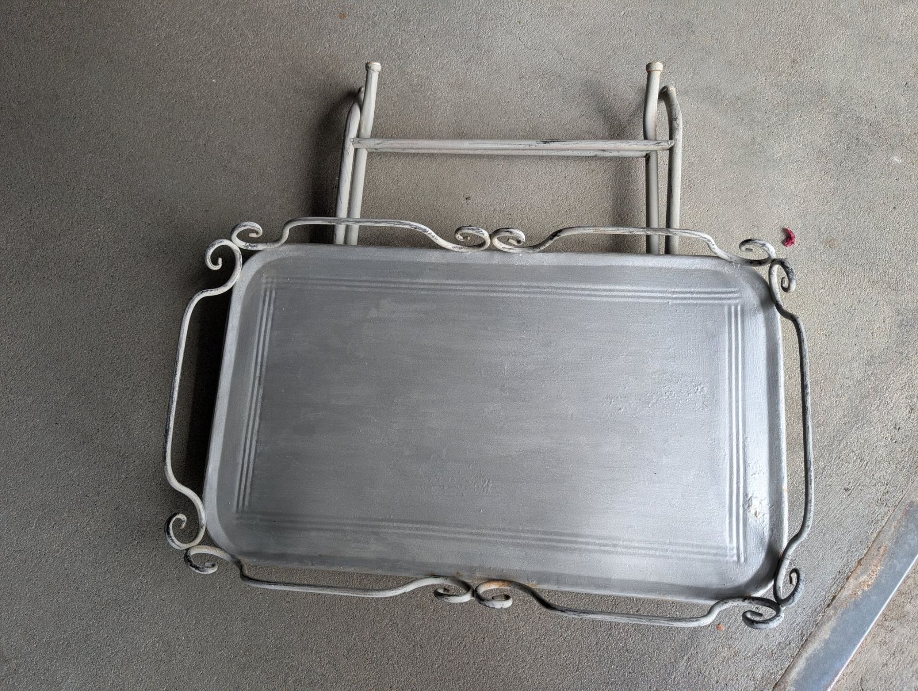 Tische: Serviertablett mit Gestell Metall weiss/grau gebraucht – Gebraucht aus Sachseln von Waschbaer84 2