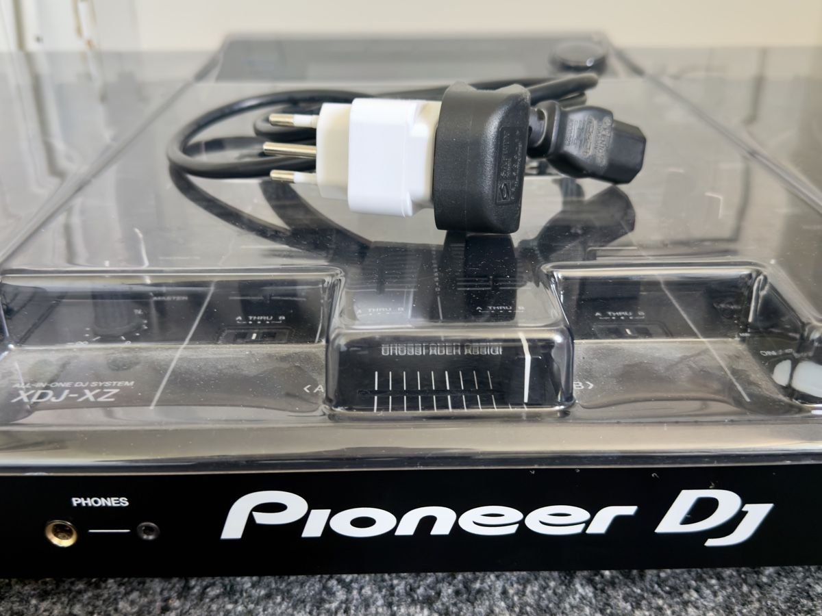 Pioneer Console di mixaggio: DJ System Pioneer XDJ-XZ schwarz – Usato da Widnau venduto da kustercarmen 4