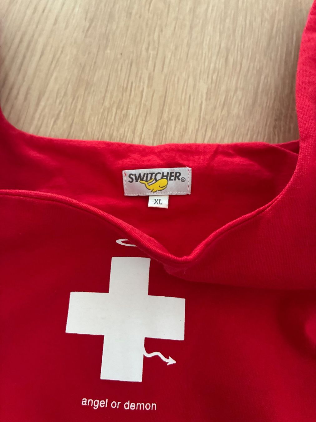Top: rotes Top mit Schweizer Kreuz Grösse XL – Usato da Winikon venduto da winikon 2