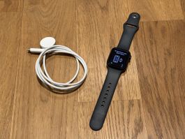 Apple Watch Series 8 Aluminium schwarz mit Ladekabel