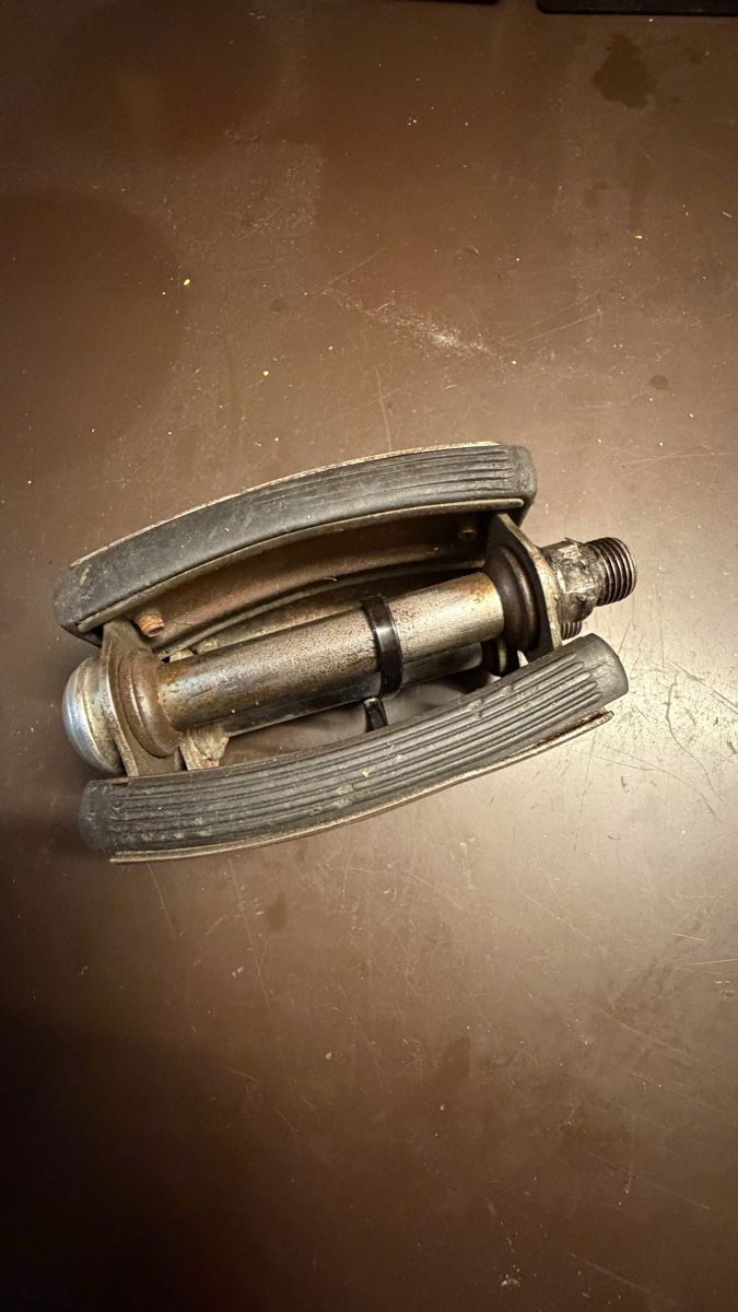 Piaggio Parti ricambio per ciclomotori: Pedale Piaggio Ciao 1.Serie  – Usato da Ennenda venduto da Hurtli 1