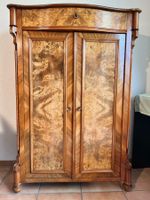 Antiker Schrank aus Massivholz mit sehr schöner Maserung