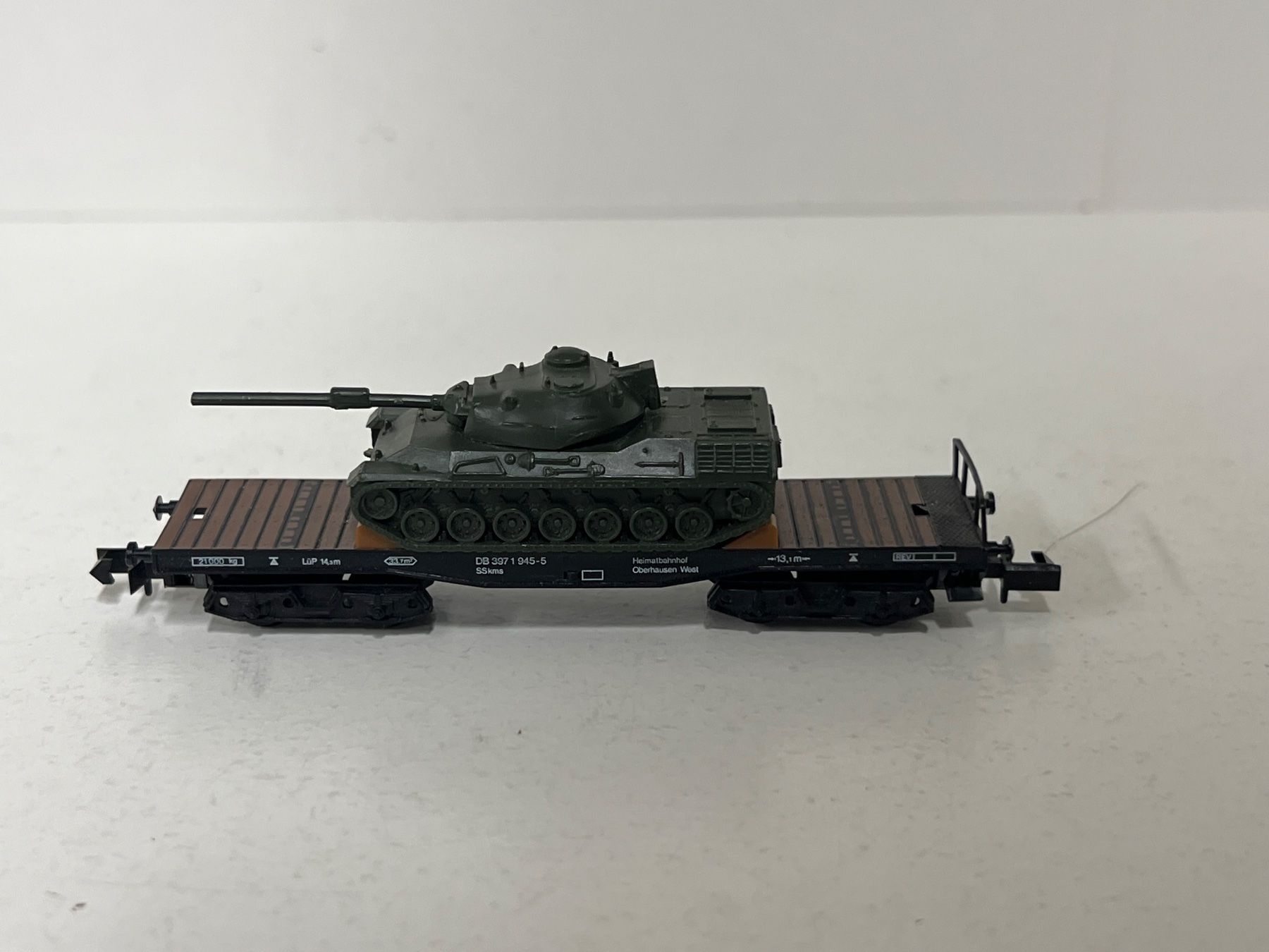 Arnold Modellini di ferrovie: Arnold Spur N Flachwagen beladen mit Panzer – Usato da Neuenhof venduto da ludovicco 1
