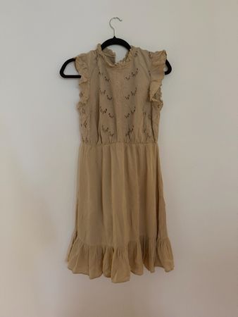 Beiges Sommerkleid mit Rüschen & Lochstickerei