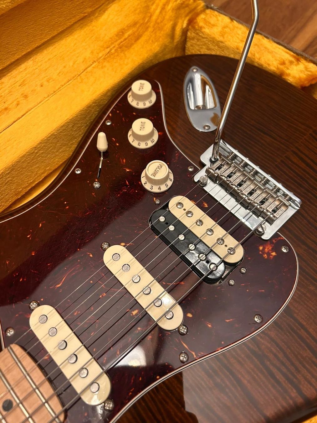 Fender Strumenti musicali: Fender Rarities Flames Maple Top Stratocaster – Nuovo (secondo la descrizione) da Prez-vers-Noréaz venduto da sci_0002 9