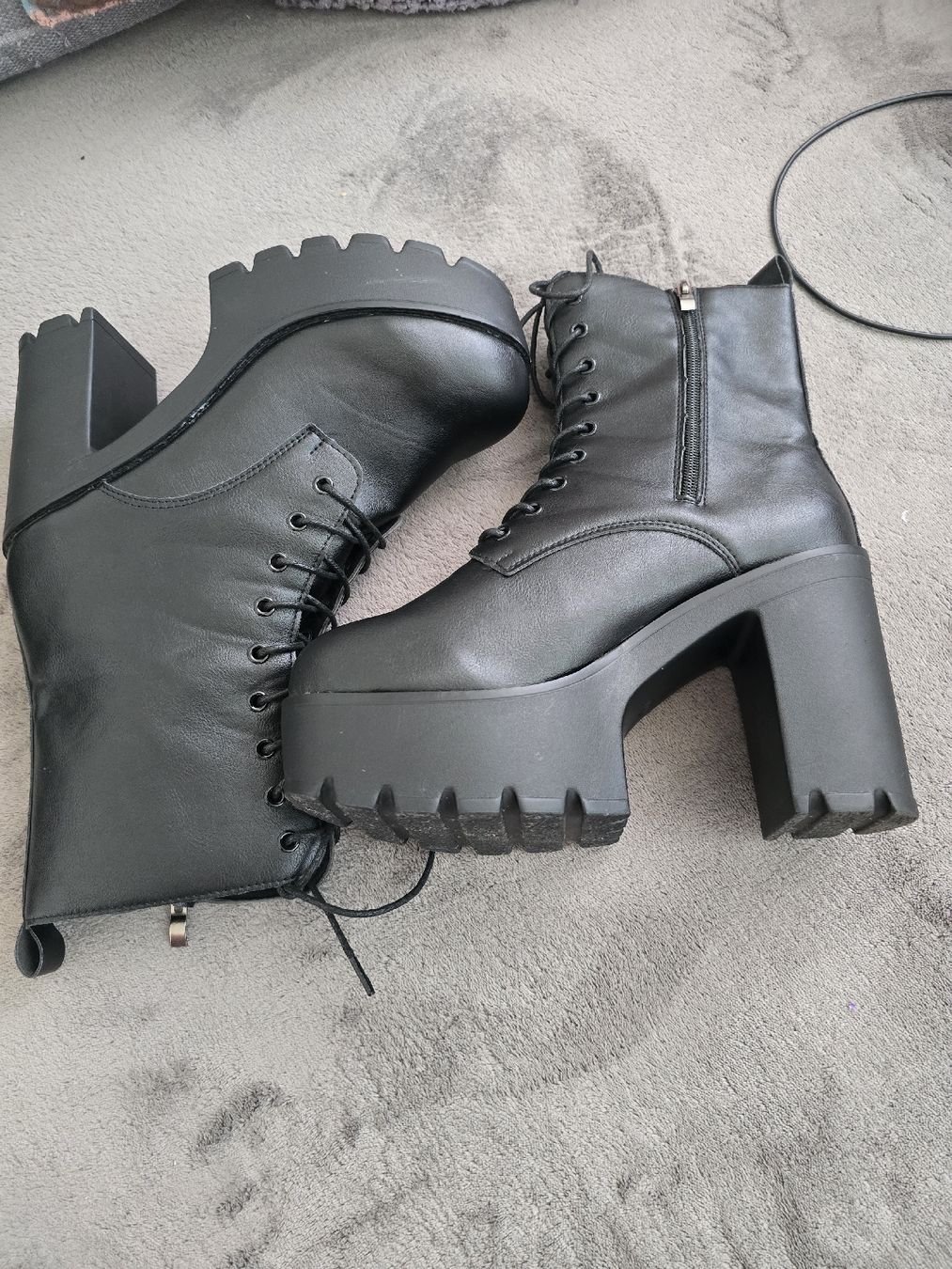 Scarpe da donna: Schwarze Stiefel mit 8 cm hohem Absatz – Usato da Muttenz venduto da kar_rp9p 2