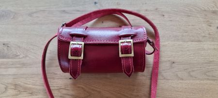 Kleine, rote Vintage Lederhandtasche im Sattel-Design