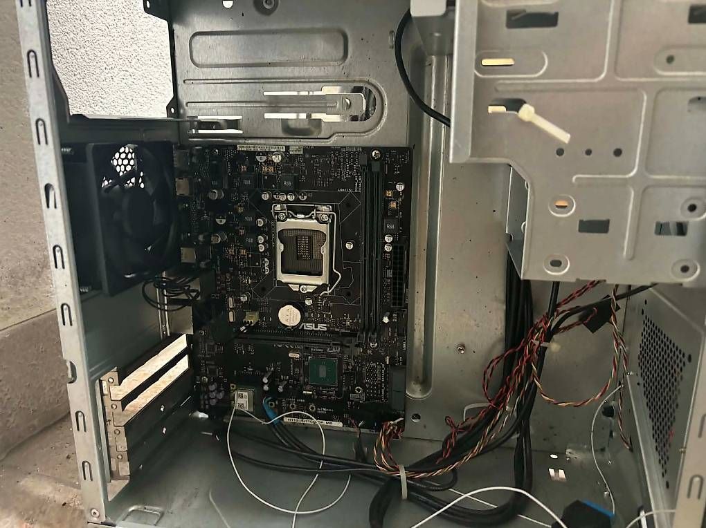 Boîtiers: Asus Gehäuse – Défectueux à Niederuzwil par LA-Electronics 1
