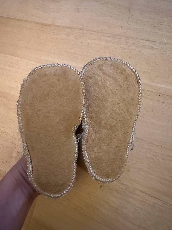 Schuhe für Jungen: Lammfellschuhe/Finke Grösse 20 – Gebraucht aus Riehen von jac_f2nl 1