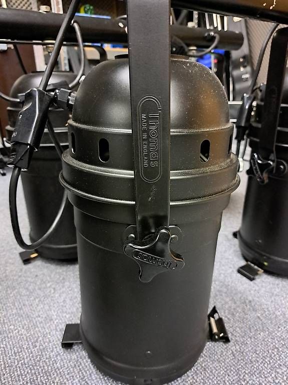 Lampade: Thomas PAR64 Scheinwerfer / 2 x 6er Bar CP62 / Harting/12kW – Usato da Uznach venduto da gartenri 1