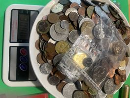 lot de plus de trois kilo de monnaie de plusieurs pays