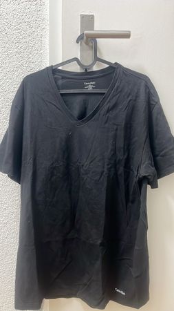 Schwarzes Calvin Klein T-Shirt mit V-Ausschnitt, Grösse L