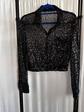 Maje – veste courte à sequins noirs