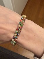 Hübsches farbiges Armband, neuwertiger Zustand.