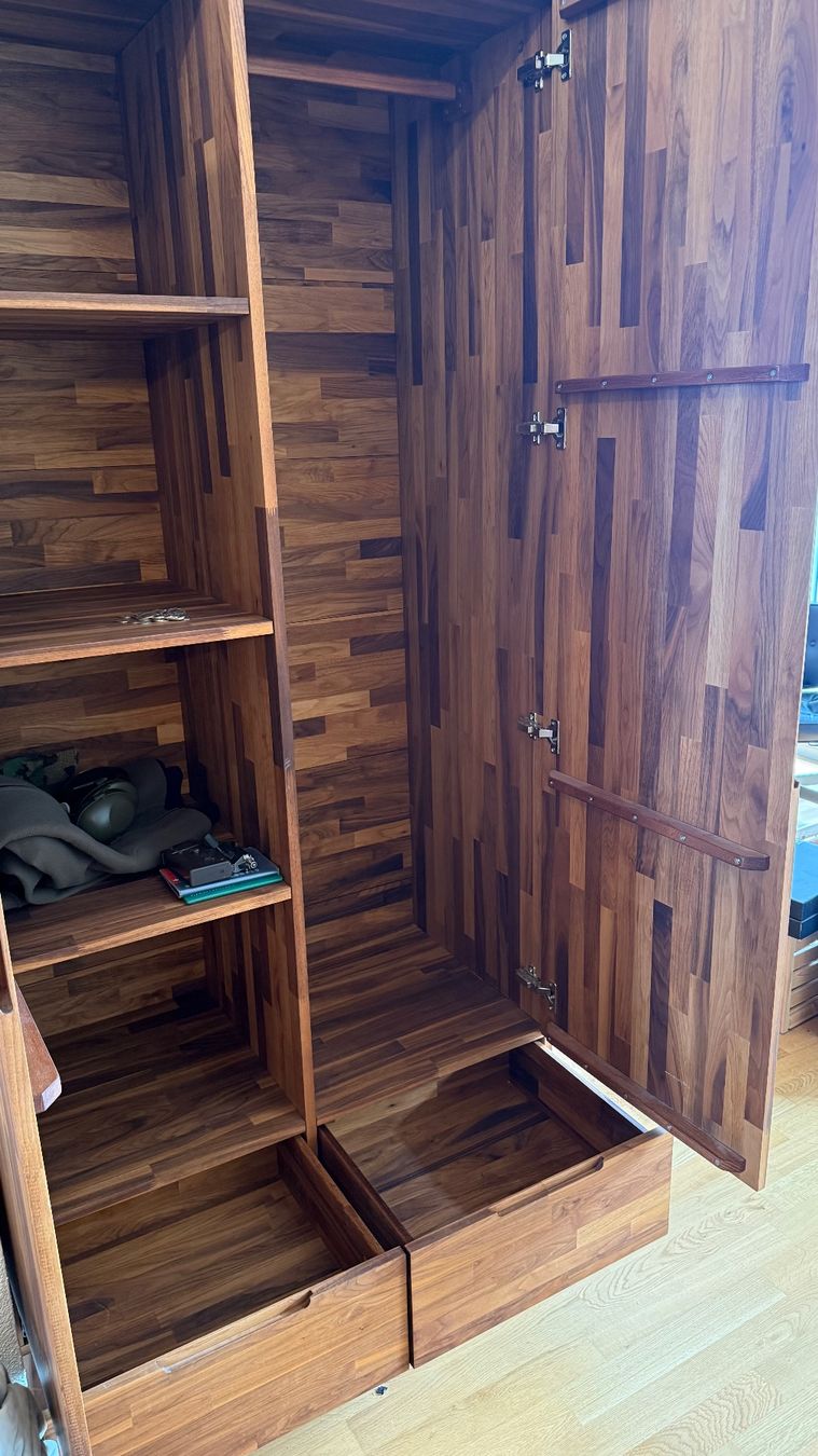 Armoires: Schrank massiv Nussbaum – D'occasion à Bad Zurzach par Slash660 1