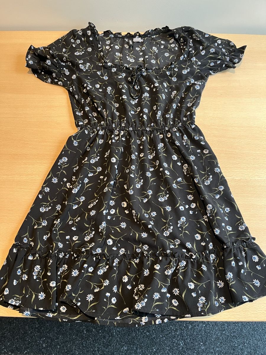 H&M Kleider & Röcke: Robe Divided taille 36 – Gebraucht aus Romont FR von cat_j6ww