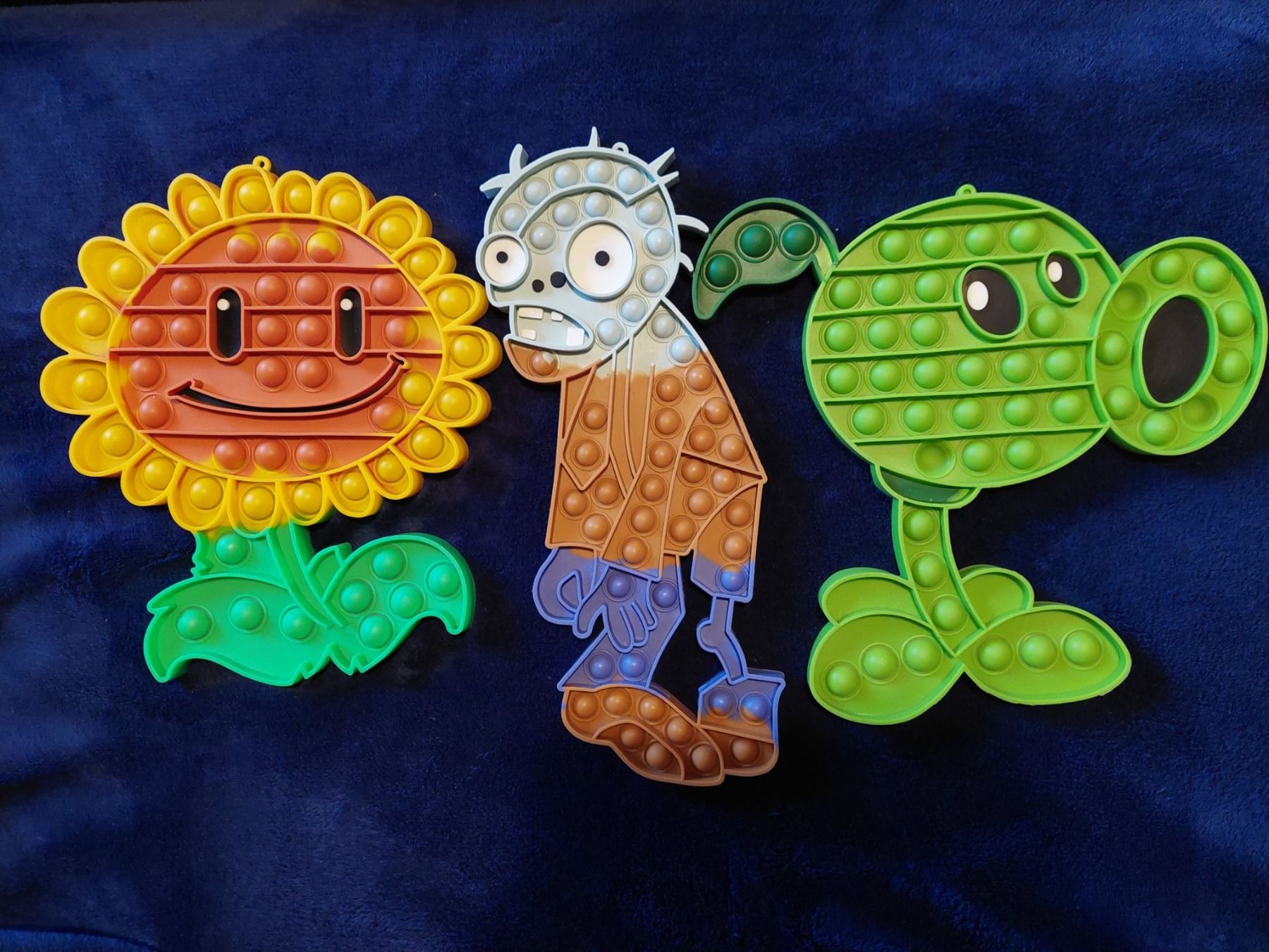 Giocattoli: 3 Pop it géant "Plantes vs zombies" neuf – Nuovo (secondo la descrizione) da Tramelan venduto da Belleza82