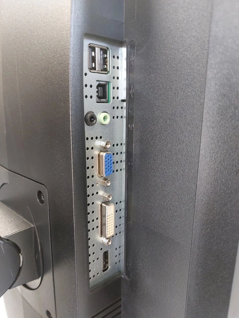 Fujitsu Monitor: Monitor Fujitsu Siemens 24 Pollici B24T-8 – Usato da Bioggio venduto da garderoco 1
