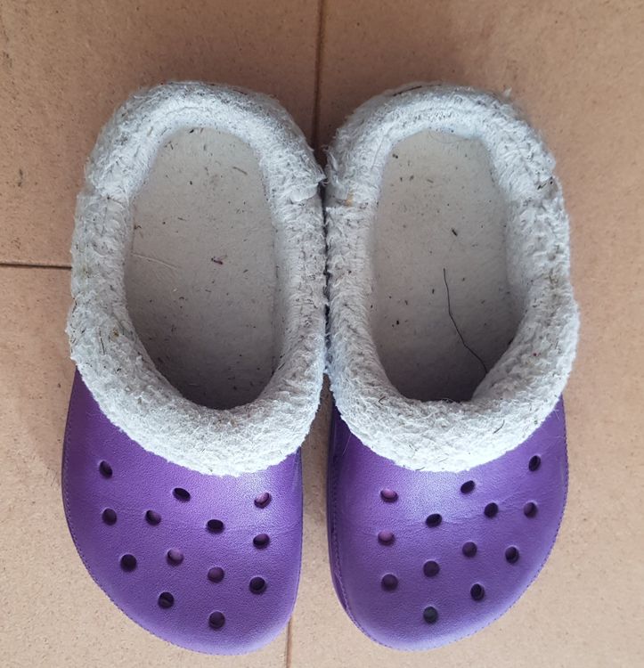 Crocs (Winter gefüttert) J3 weinrot (Gebraucht) in Thun für CHF 5 – mit ...