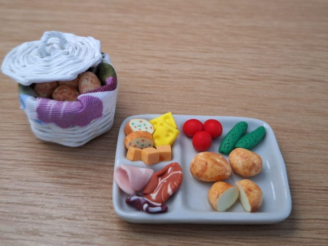 Maisons & Meubles de poupées: Handmade Gschwellti mit Korb – Neuf (Voir description) à Zürich par HandmadeTinyFood 1