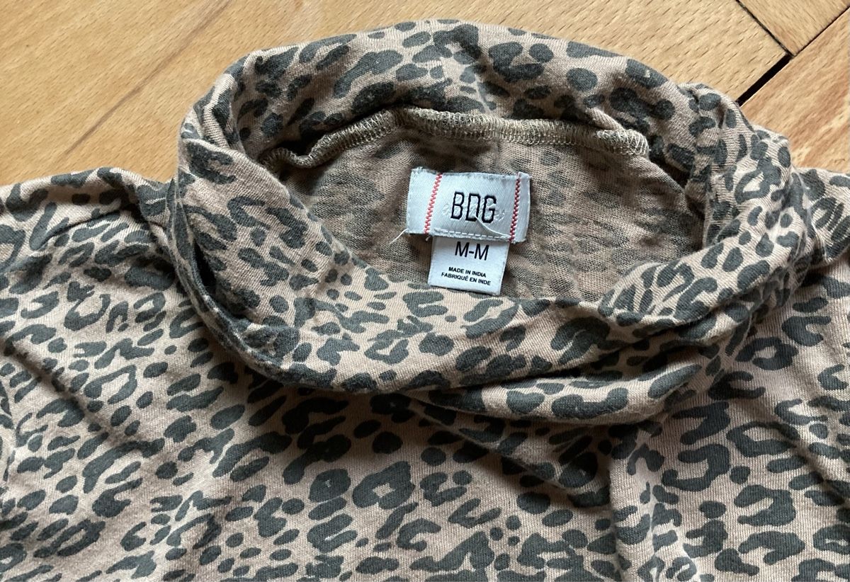 Urban Outfitters Tops: BDG Rollkragenpullover Leo-Muster Grösse M – D'occasion à Siselen BE par -skylein- 1