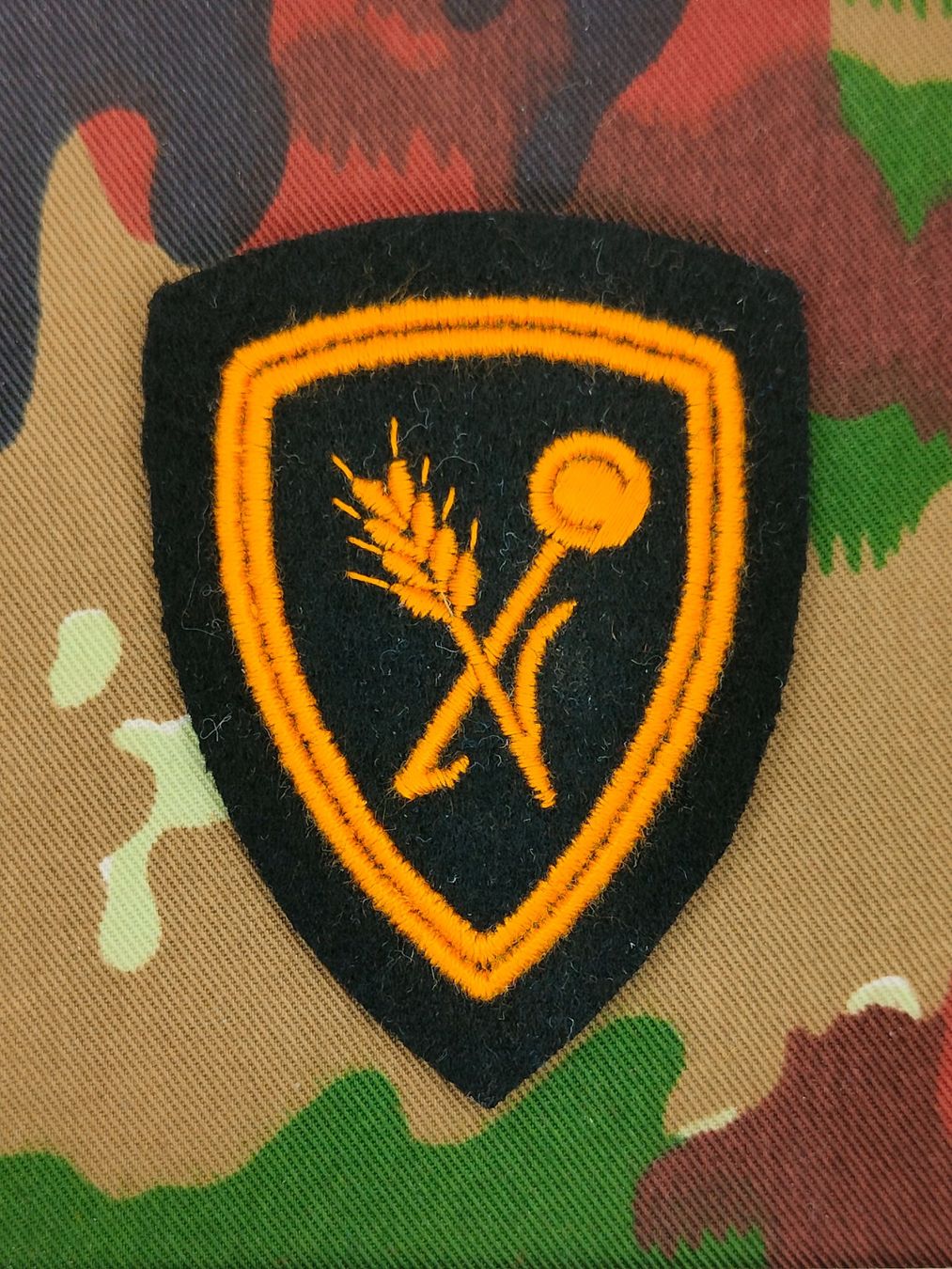Schweizer Armee Placchette & Badge: Funktionsabzeichen Küchenchef / Hilfsküchenchef Ord. 1968 – Usato da Bauma venduto da SwissMilitaria