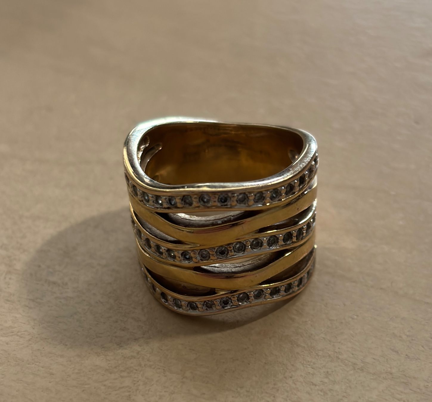 Anelli: Moderner Ring goldfarben mit Steinen, auffällig – Usato da Sonterswil venduto da whe_7yhm