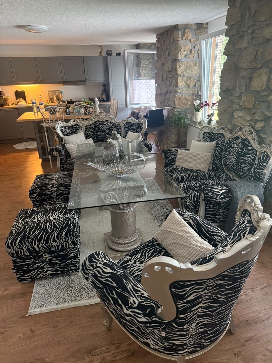 Set de table et chaises: Ensemble salle à manger complet  – D'occasion à La Chaux-de-Fonds par Titine. 2
